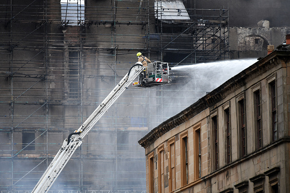 Bomberos sofocan incendio en Glasgow, Escocia