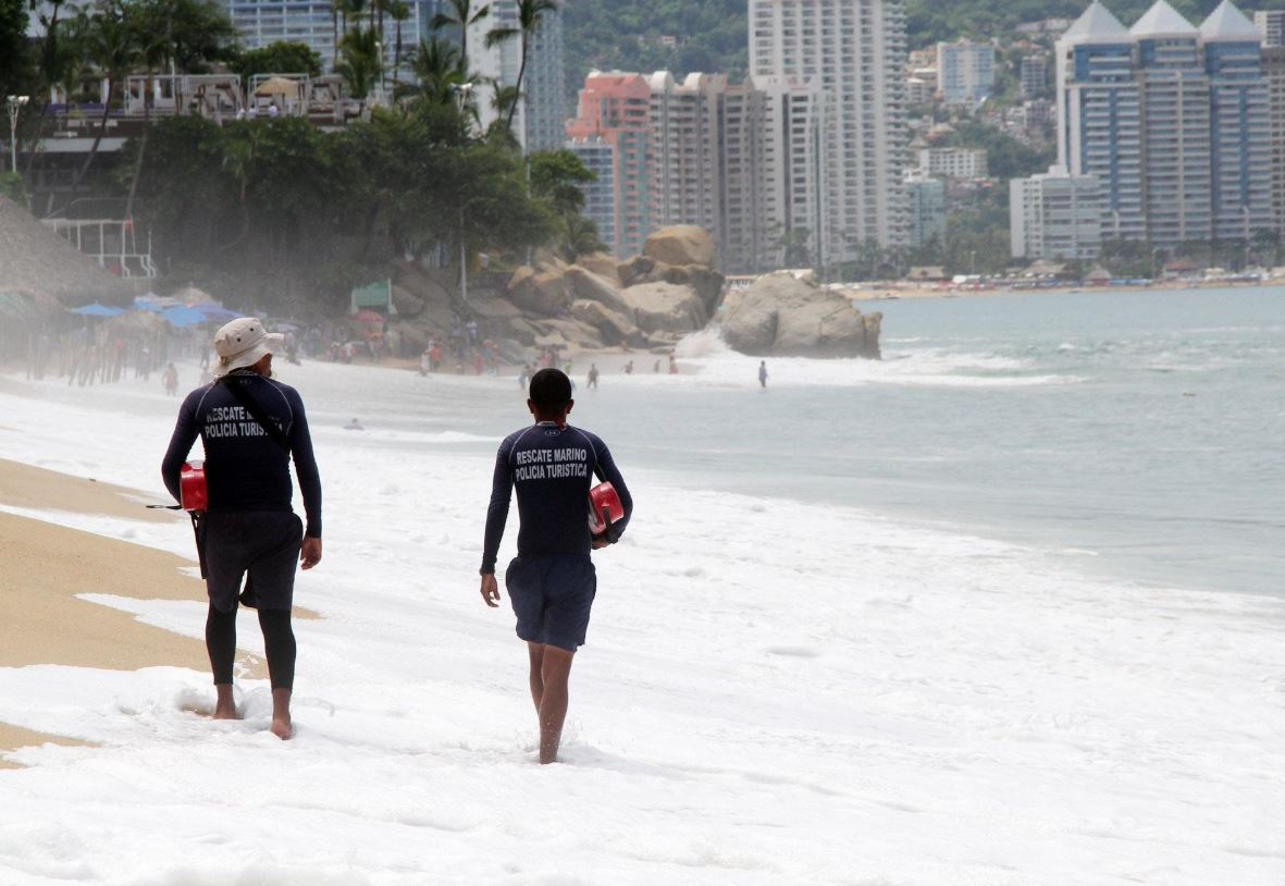 Reportan oleaje de hasta cuatro metros de altura en Acapulco