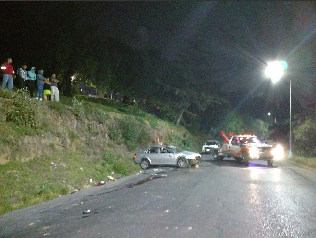 Vuelcan dos autos en el Valle de México