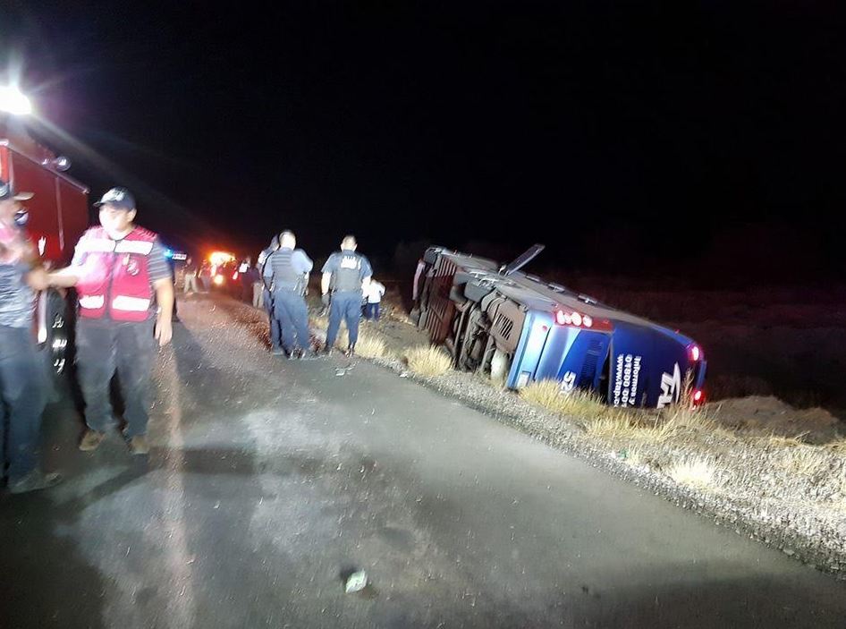 Volcadura de autobús de pasajeros deja seis muertos en Sonora