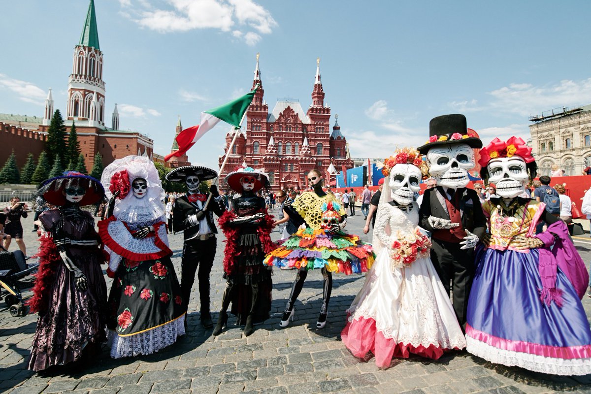 Aficionados mexicanos desfile Día Muertos Plaza Roja