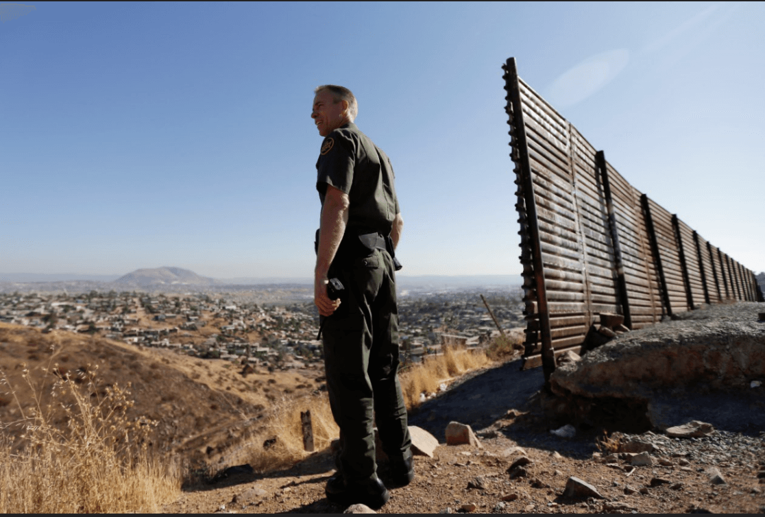 Trump expresa apoyo a ley con fondos para el muro fronterizo