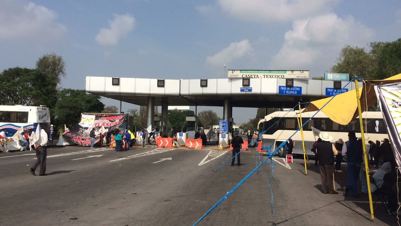 Manifestantes cierran la autopista Peñón Texcoco, Periférico