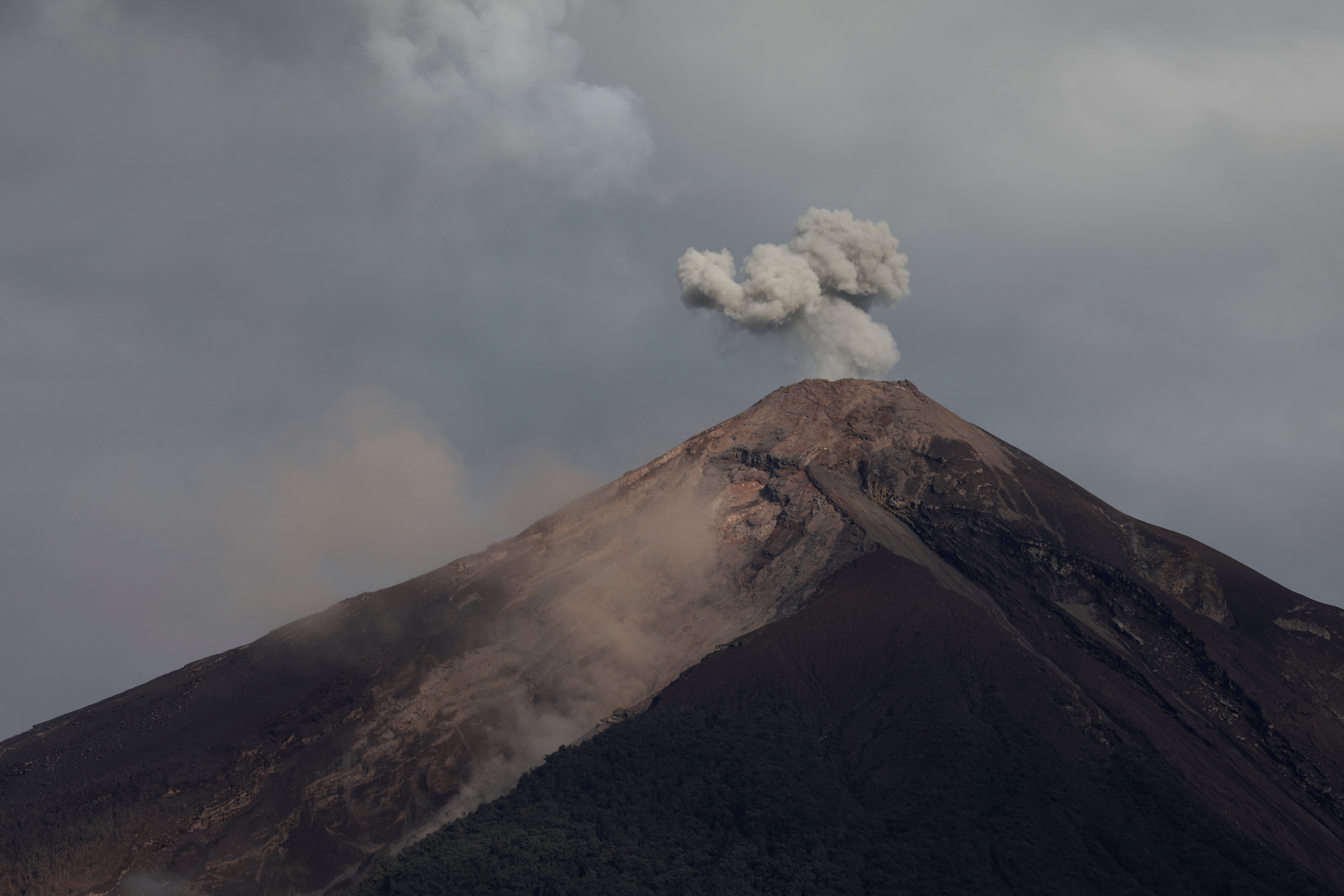Alertan nuevo descenso lahar Volcán Fuego