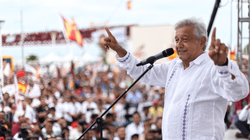 López Obrador ofrece reactivar la industria petrolera nacional