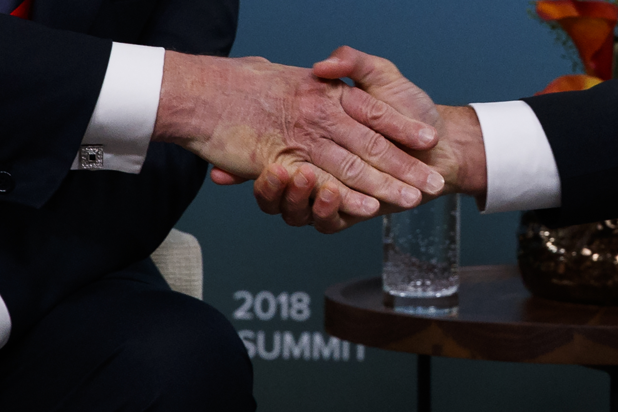 Macron le deja marcada la mano a Trump con fuerte apretón de manos