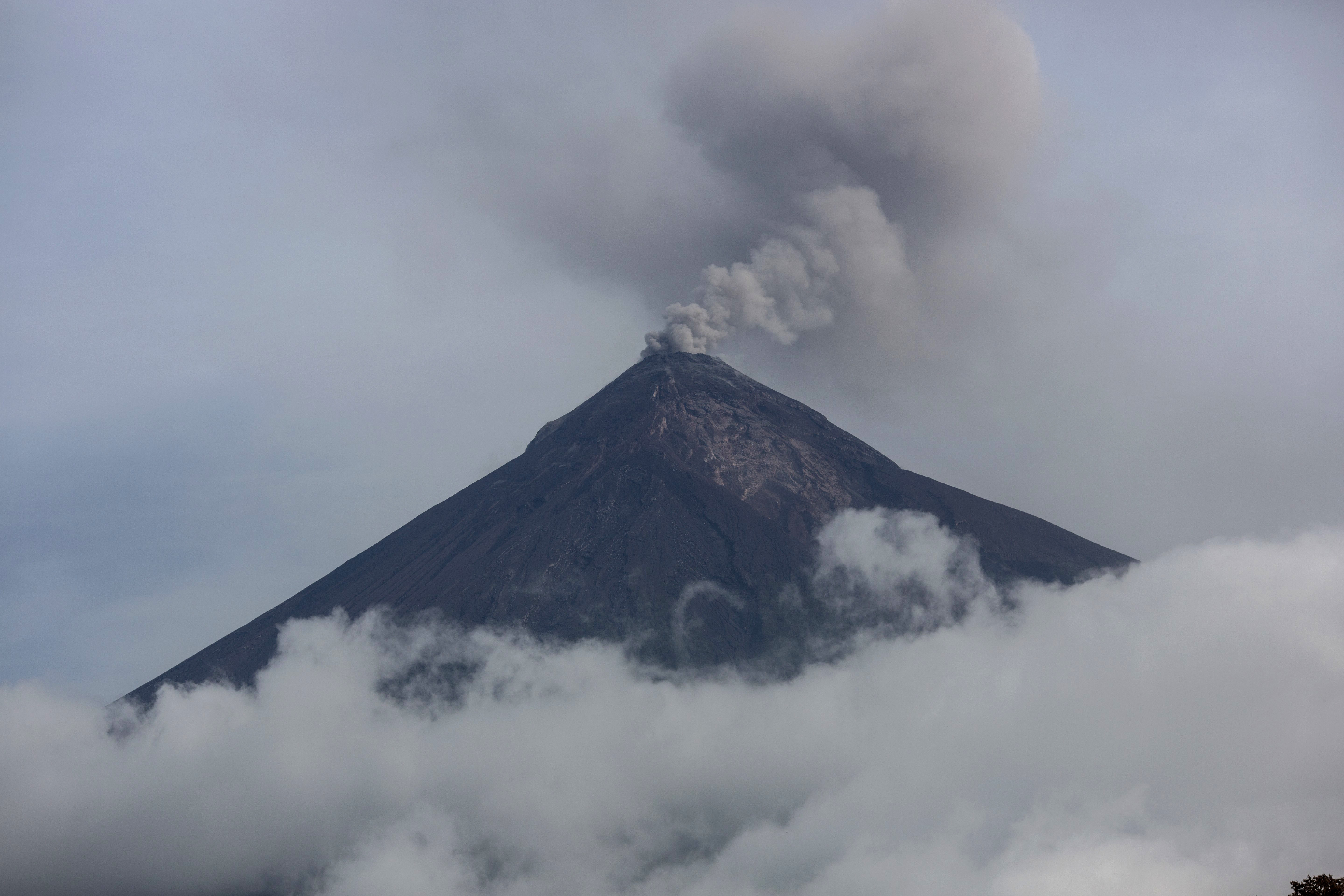 Volcán de Fuego de Guatemala genera explosiones