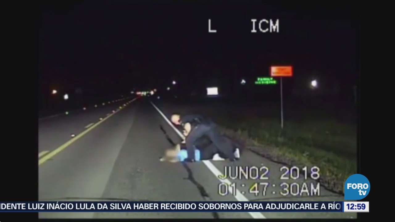 Arrestan a mujer ebria que dormía sobre una carretera en Texas