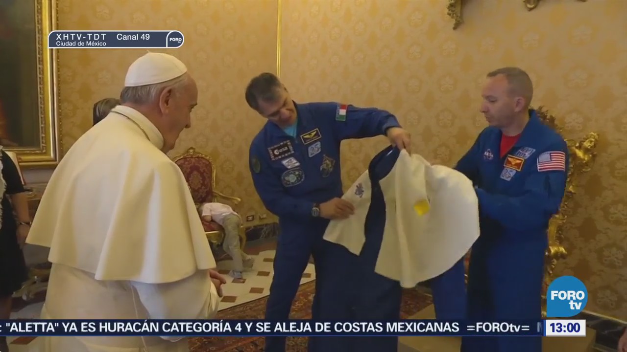 Astronautas regalan al papa Francisco un