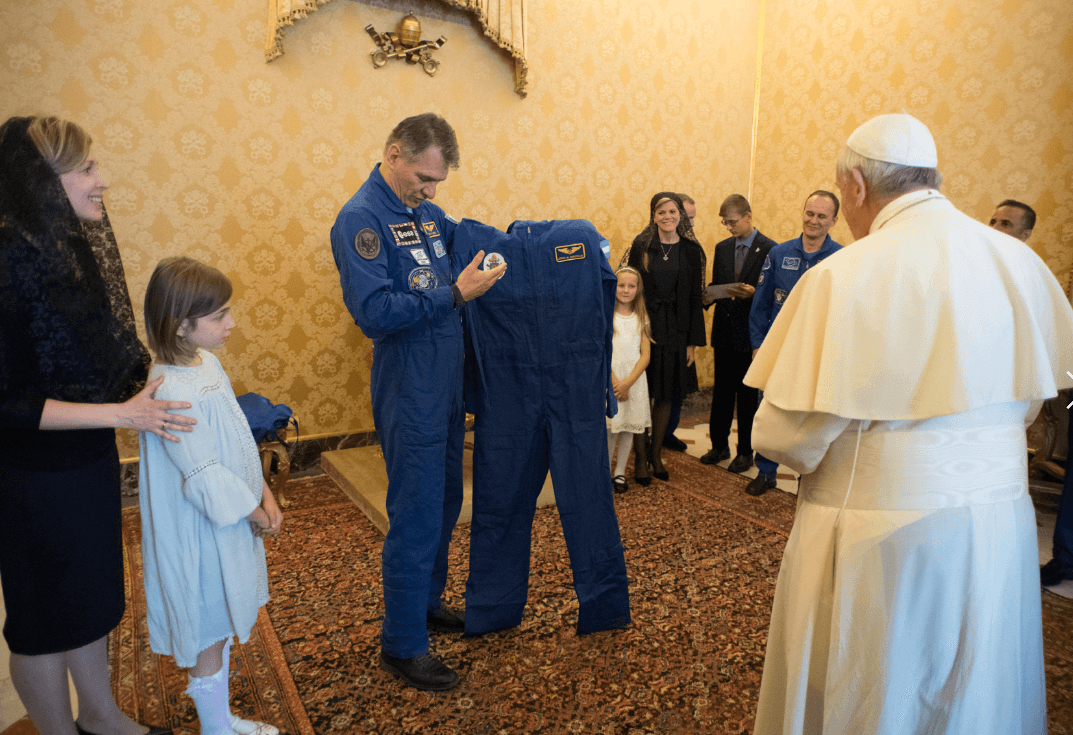 Astronautas regalan al papa un traje espacial personalizado