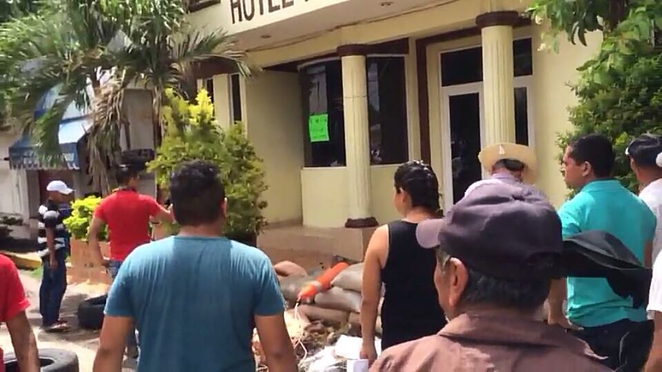 Manifestantes apedrean hotel de la PF en Guerrero