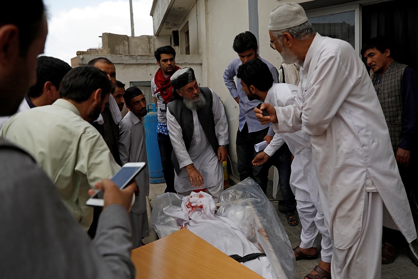 Estado Islámico ataca ministerio en Kabul; hay 12 muertos