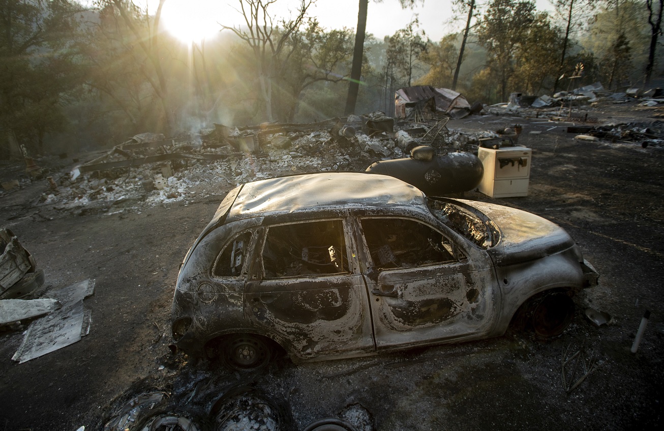 Miles personas huyen norte California por incendio forestal