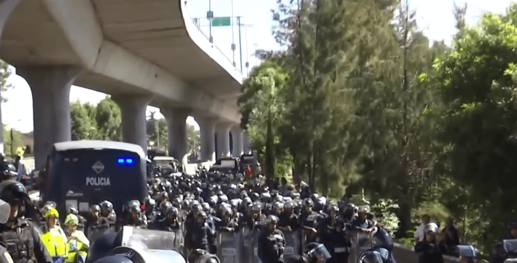 Integrantes de la CNTE se enfrentan con policías en la México-Cuernavaca