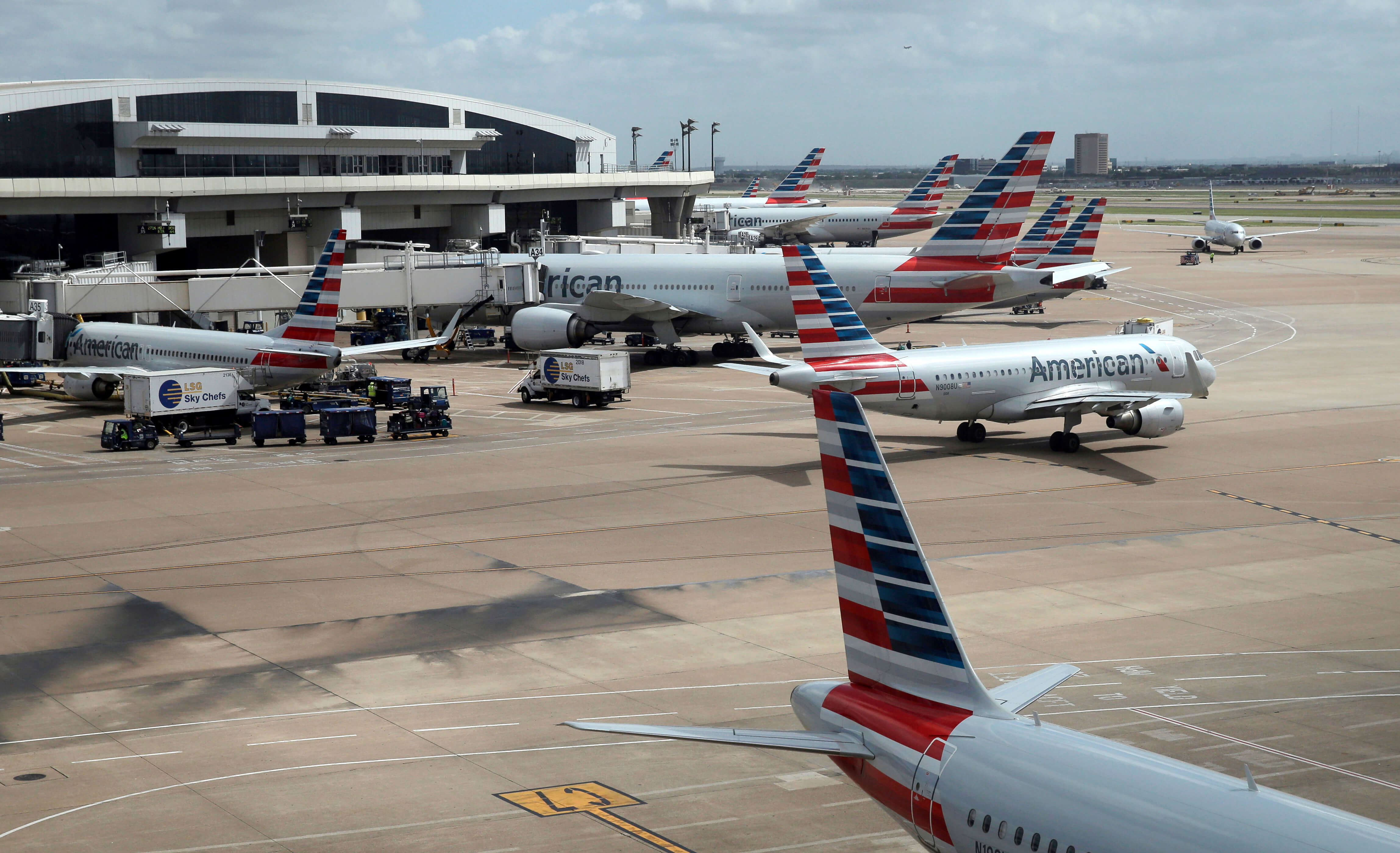 American y United Airlines piden no usar sus aviones para separar familias migrantes