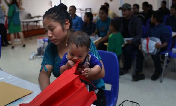 Trump separa a bebés de sus padres migrantes en Texas