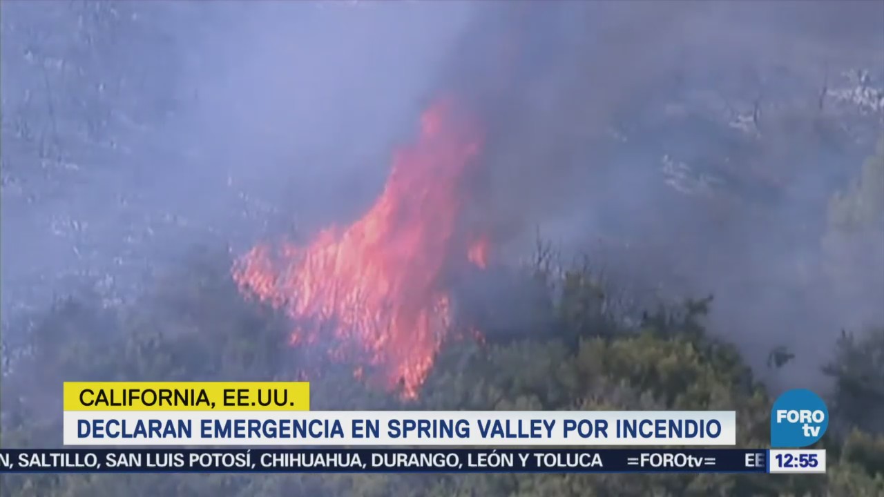 Bomberos combaten incendios forestales en California