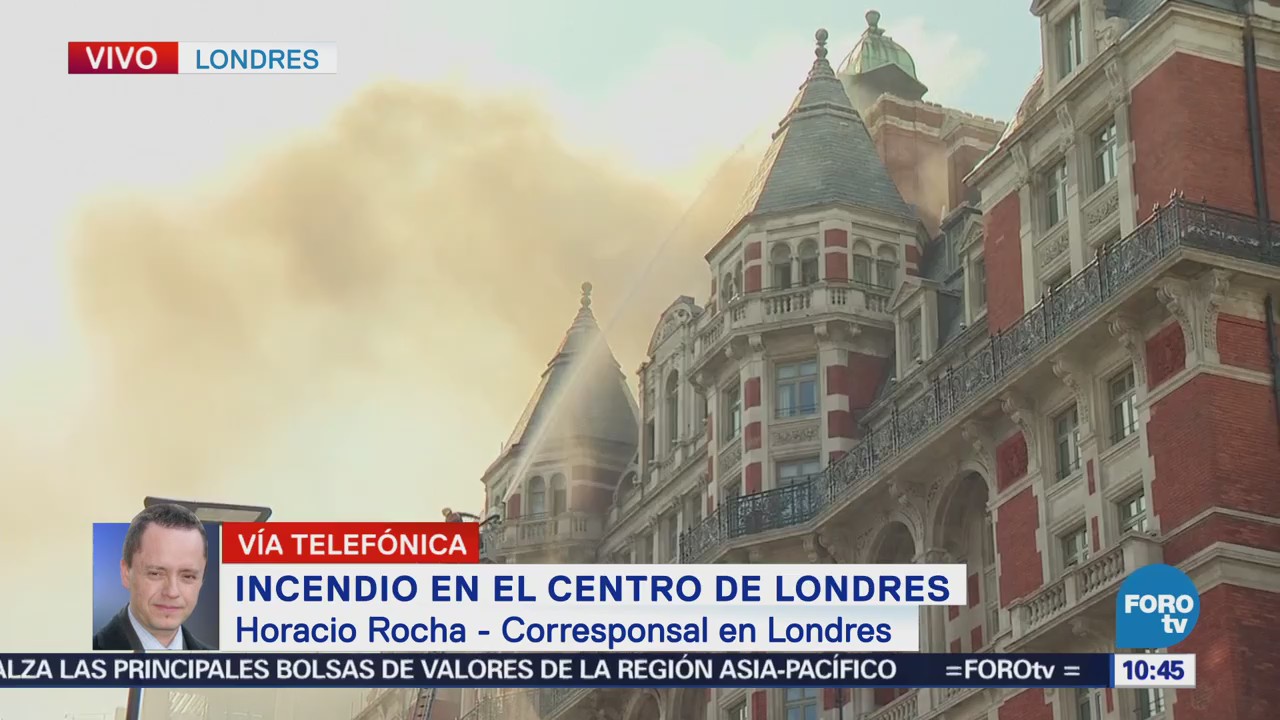 Bomberos de Londres combaten incendio en hotel de lujo