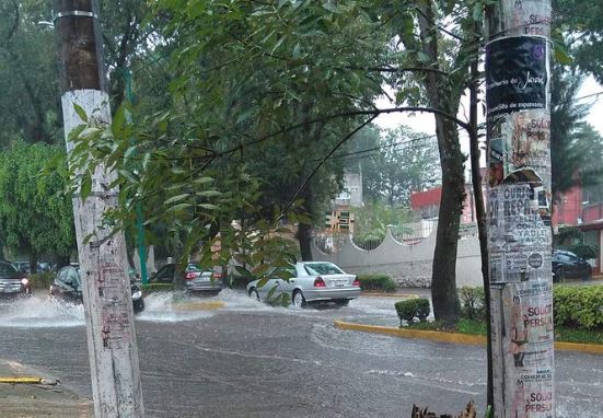 Lluvia deja inundaciones en zona urbana de Xalapa