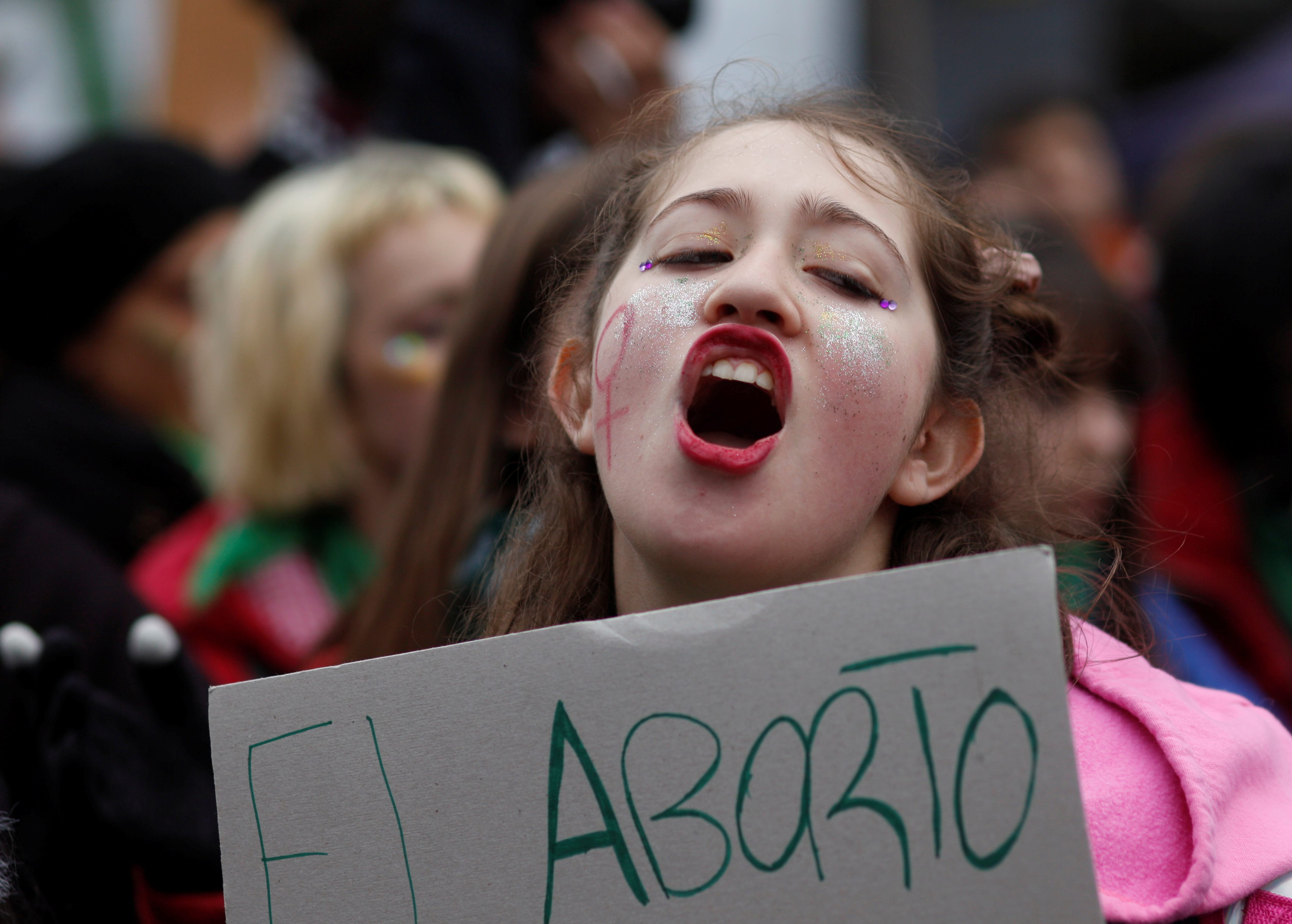 joven-manifiesta-favor-legalizacion-aborto-frente-congreso-en-buenos-aires-junio-2018
