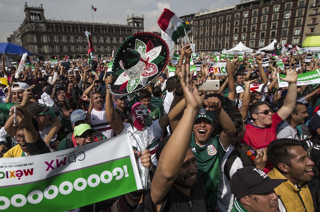 Las celebraciones por el triunfo de México se dieron en todo el país (Reuters)