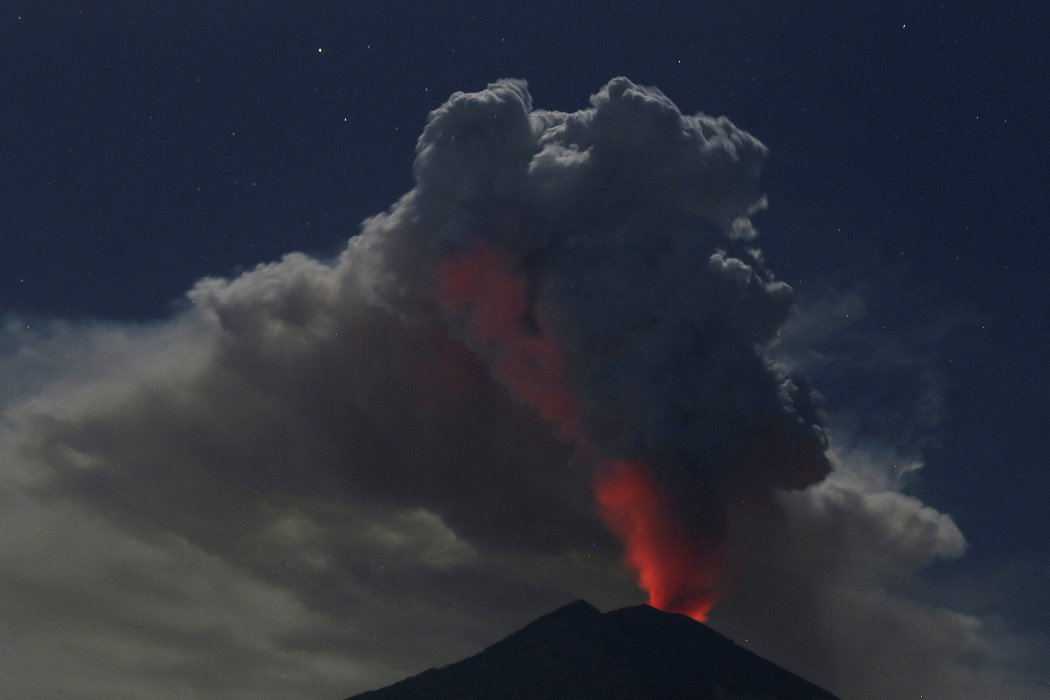 Cierran aeropuerto internacional Bali erupción volcán Agung