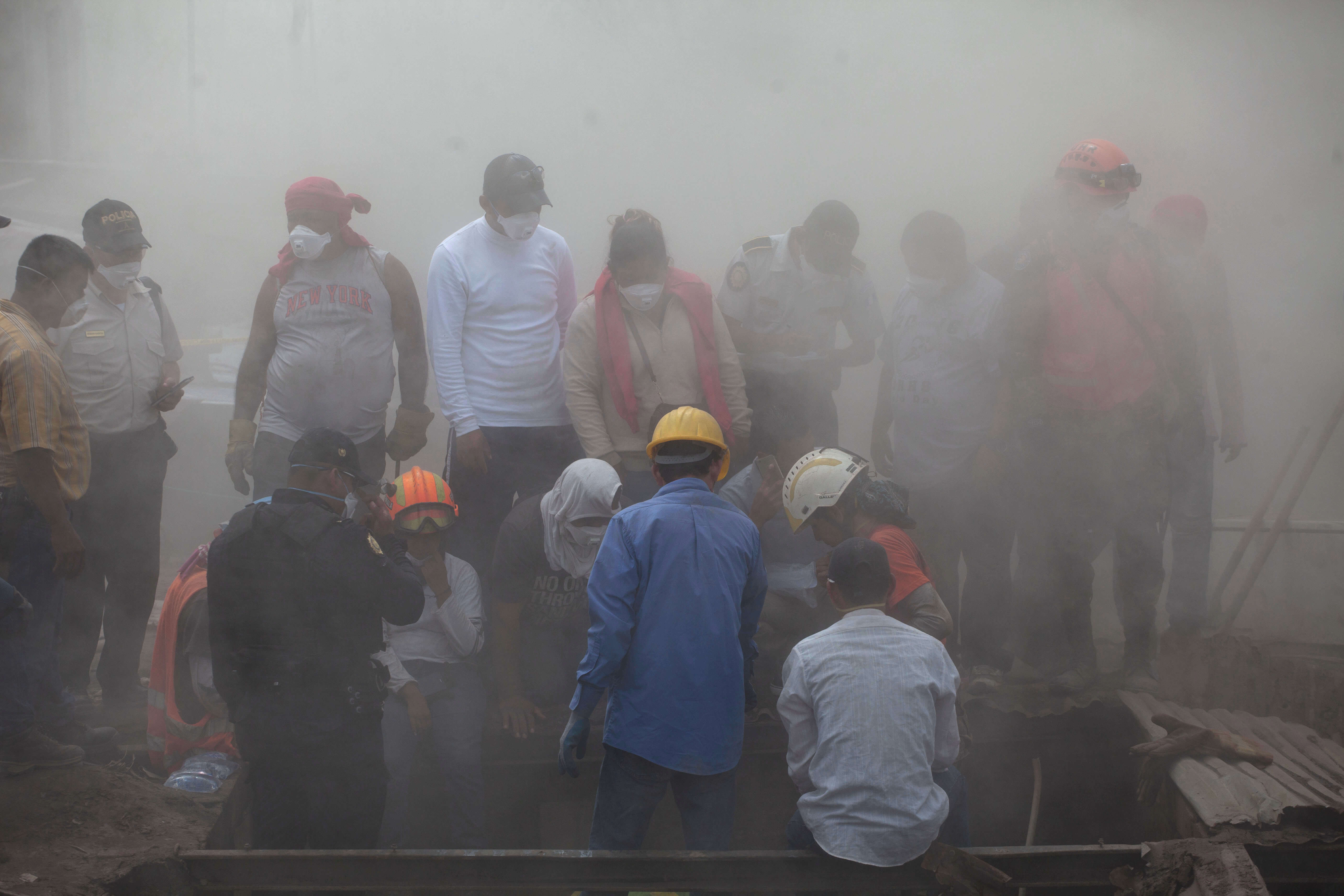 Familiares buscan a desaparecidos tras erupción del Volcán de Fuego