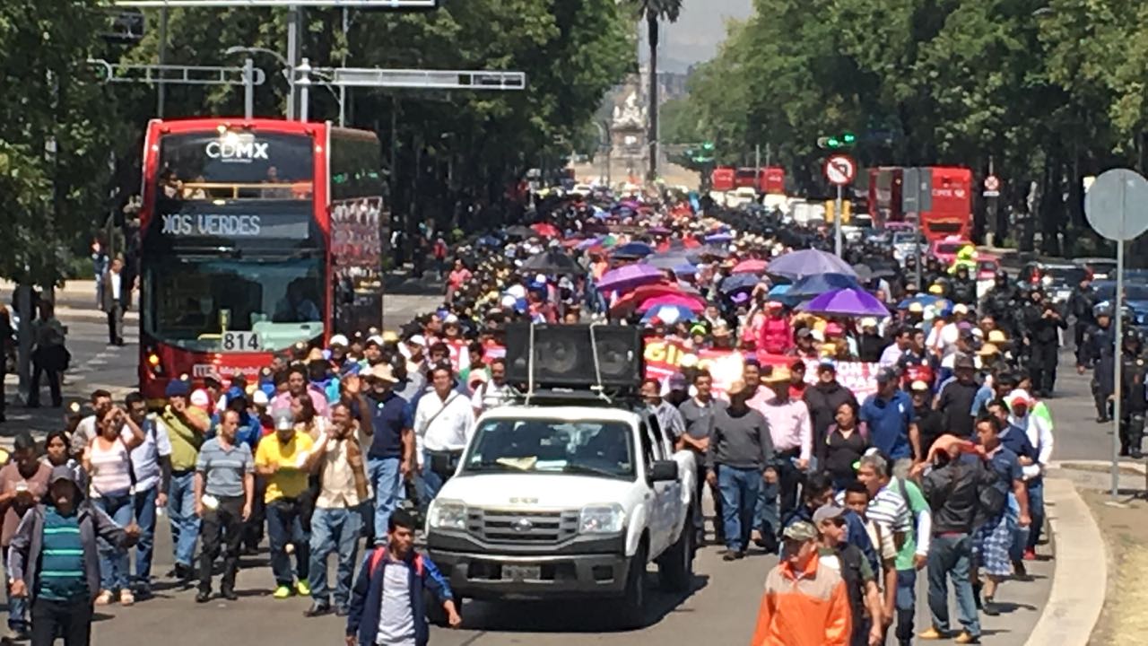 Integrantes de la CNTE marchan sobre Reforma hacia la Segob