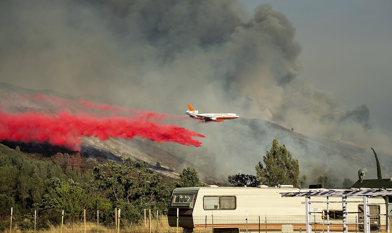 Cuatro incendios forestales amenaza hogares en California