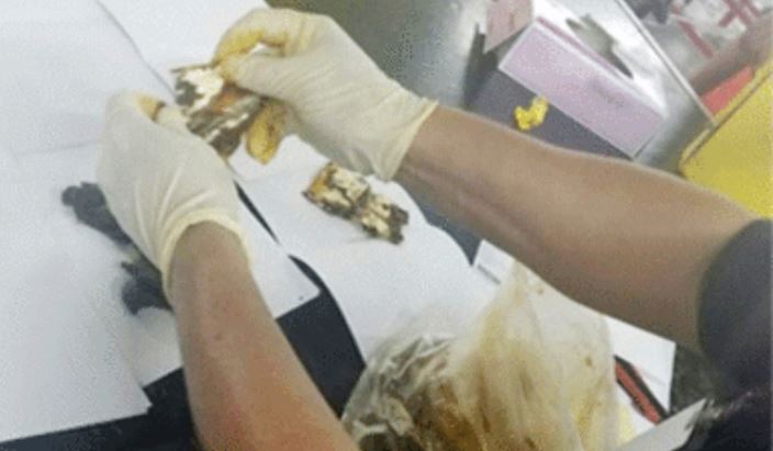 Decomisan en aeropuerto de Querétaro droga oculta en bolsas con mole