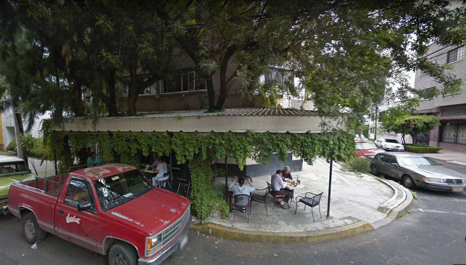 Delincuentes logran escapar tras asalto en restaurante Narvarte