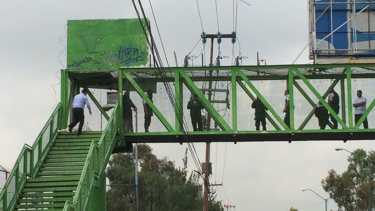 Delincuentes asesinan a guardia de seguridad en puente peatonal de Ecatepec