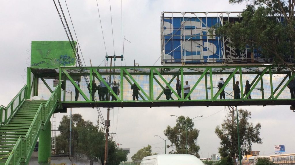 Delincuentes asesinan a guardia de seguridad en puente peatonal de Ecatepec