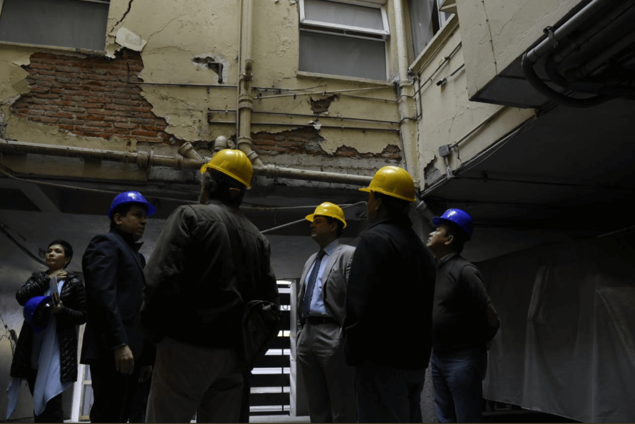 Autoridades demuelen edificio dañado en la Roma Norte