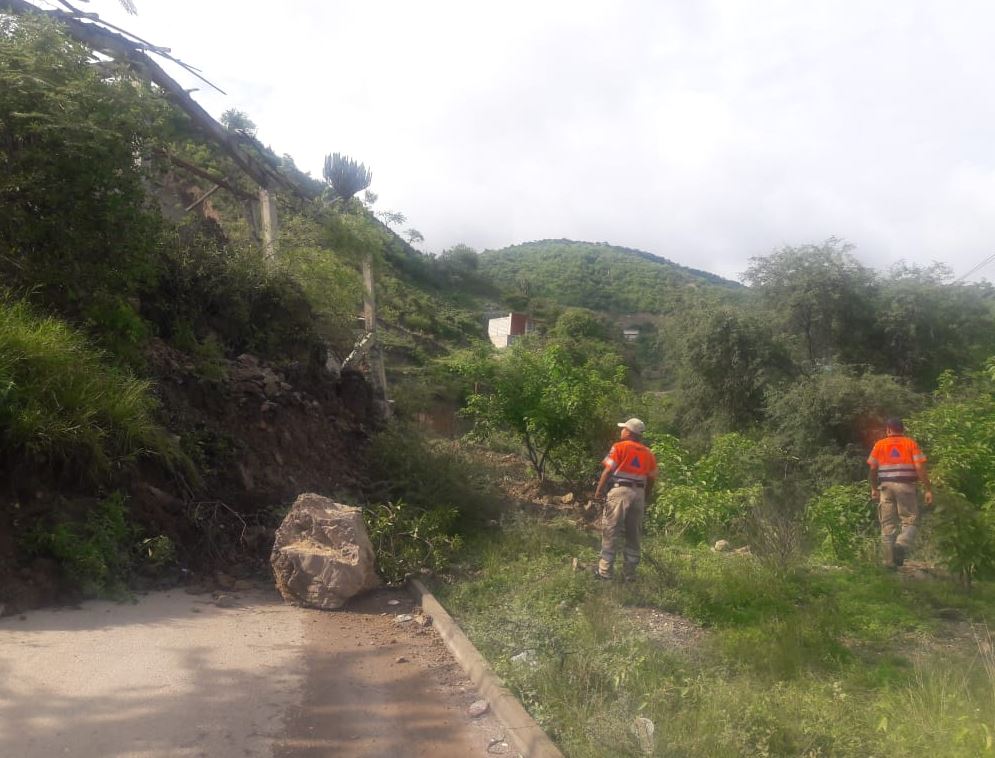 Deslizamiento de tierra bloquea carretera Tlapa-Marquelia