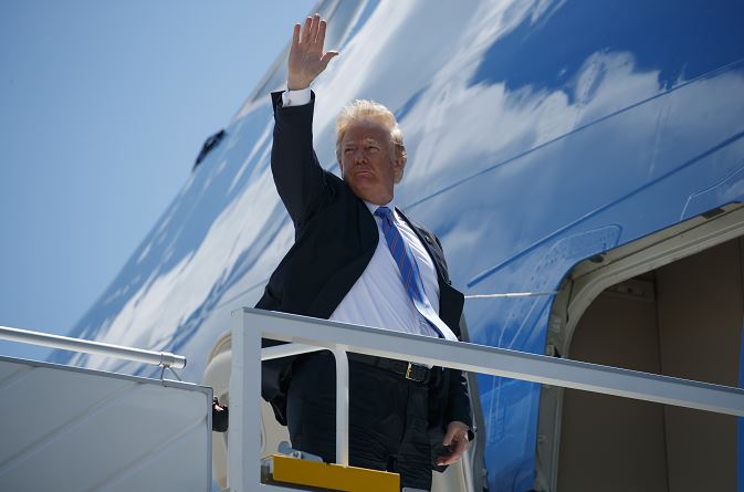 Trump viaja a Singapur para reunirse con Kim