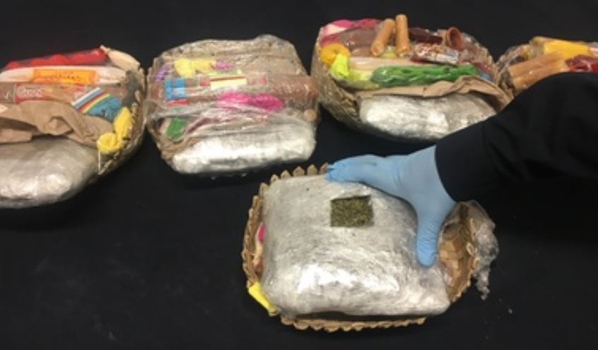 Aseguran marihuana oculta en canastas de dulces en Jalisco
