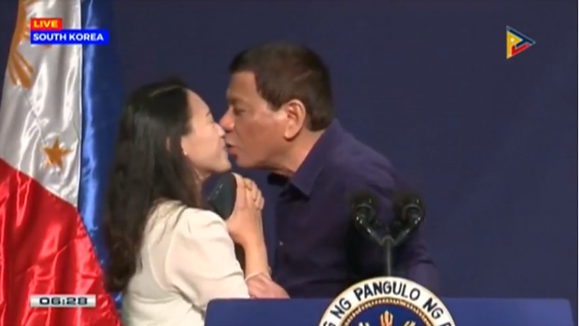 Duterte obliga a una trabajadora filipina en Seúl a besarlo en la boca