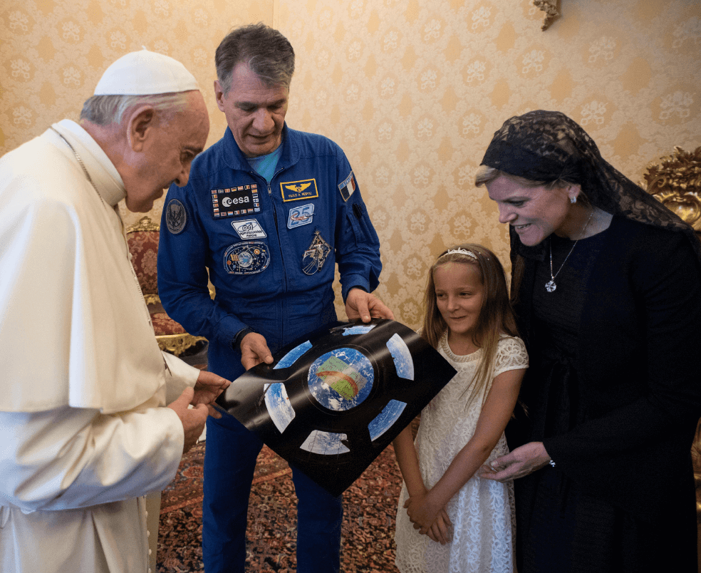 El astronauta Paolo Nespoli y su familia muestran una imagen al papa Francisco. (Reuters) 