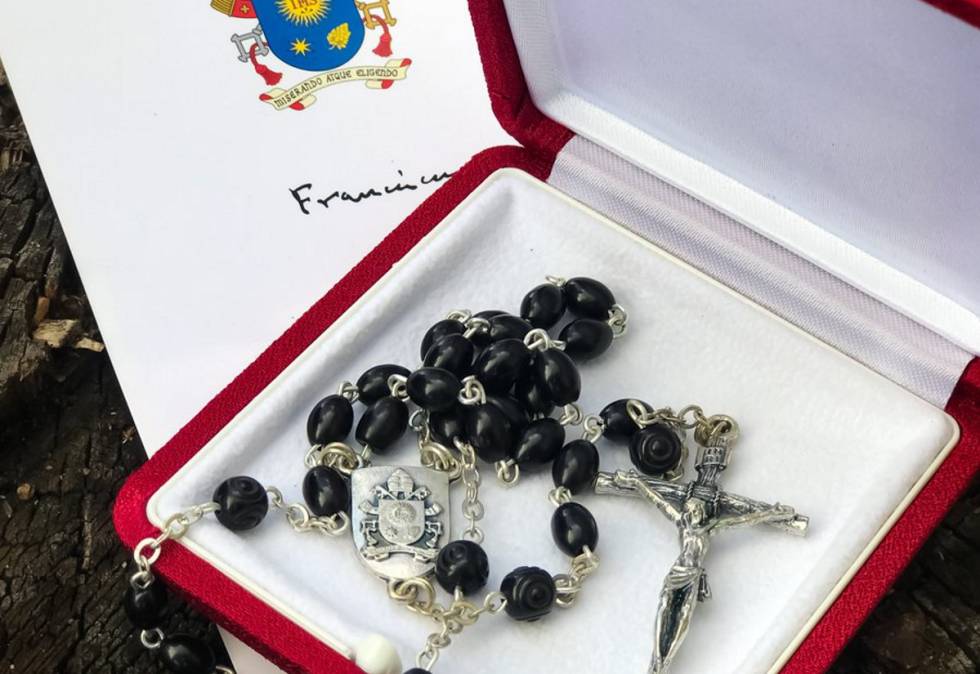 foto-rosario-papa-francisco-envio-carcel-lula-da-silva-brasil