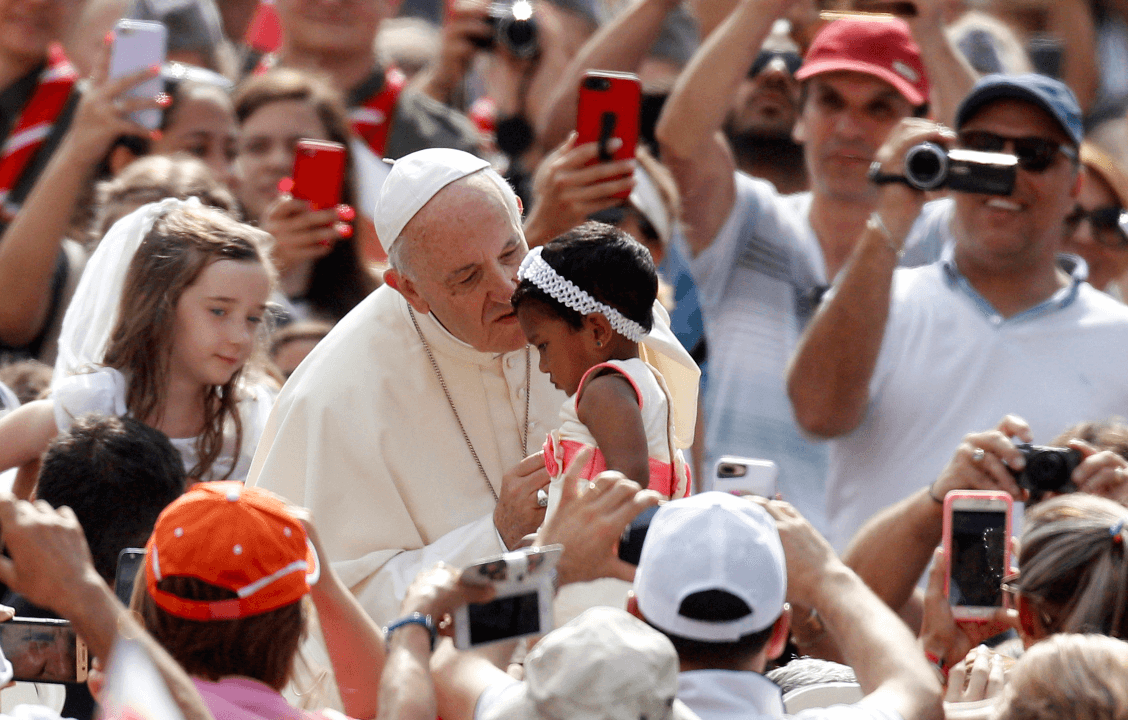 El papa desea que el Mundial de futbol favorezca la paz