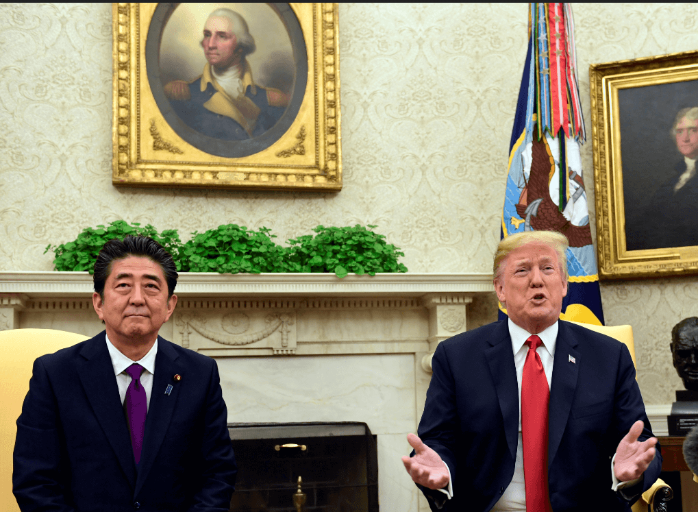 El primer ministro de Japón, Shinzo Abe, y Donald Trump, presidente de EU. (AP) 