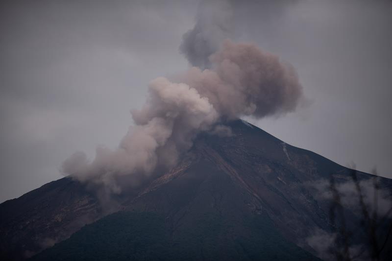 El Volcán de Fuego lanza una fumarola el sábado 16 de junio