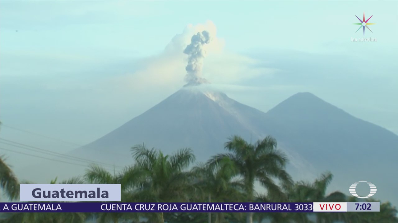 El Volcán de Fuego sigue lanzando material incandescente