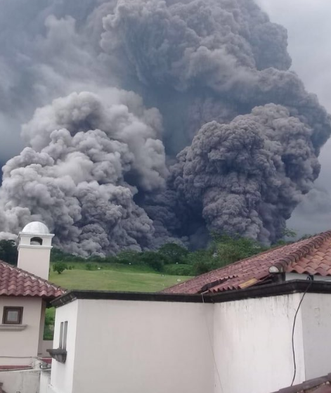 Volcán de Fuego lanza flujo piroclástico tras fuerte erupción en Guatemala