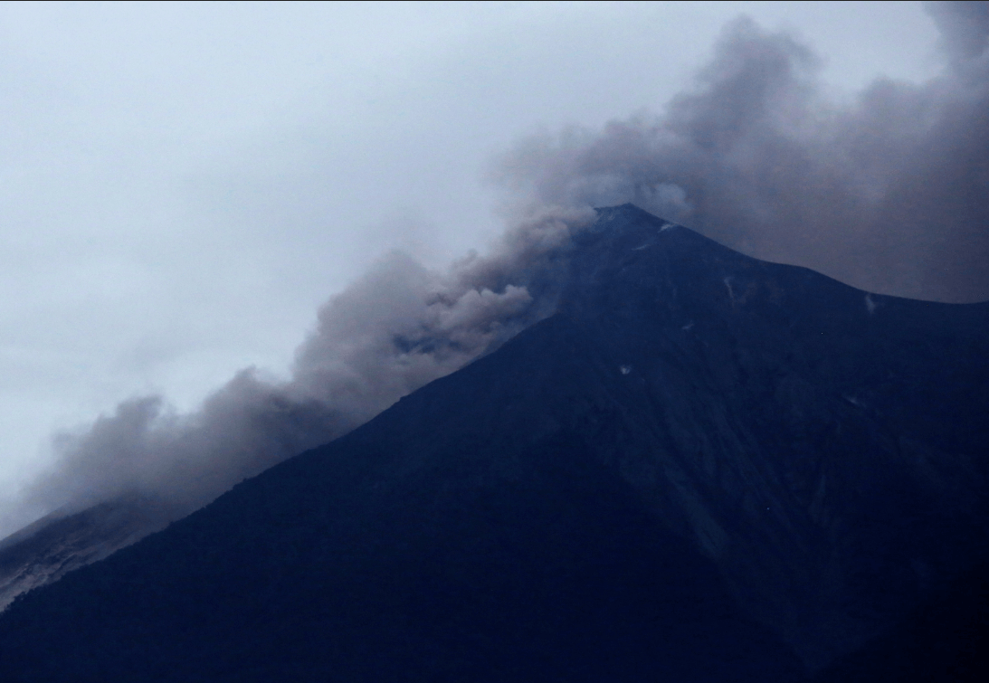 Volcán de Fuego lanza flujo piroclástico tras fuerte erupción