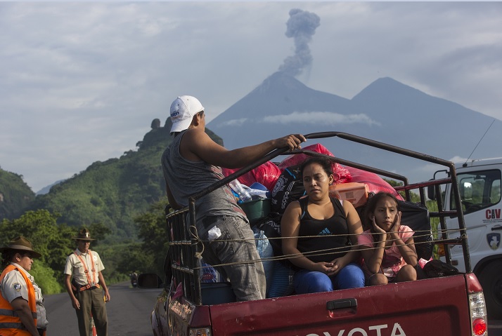 Erupciones lluvias impiden rescate víctimas Volcán Fuego