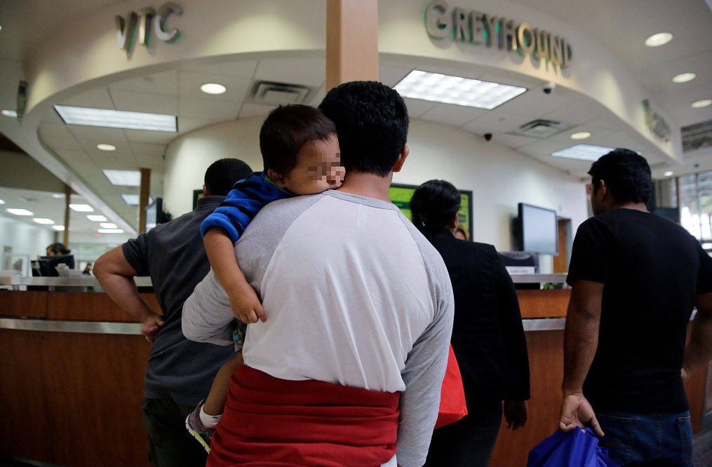 Estados Unidos deporta salvadoreños y deja solos sus hijos