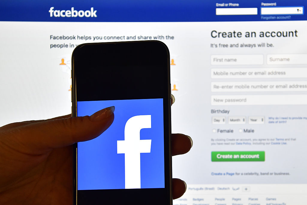 Facebook hizo pública información privada millones usuarios