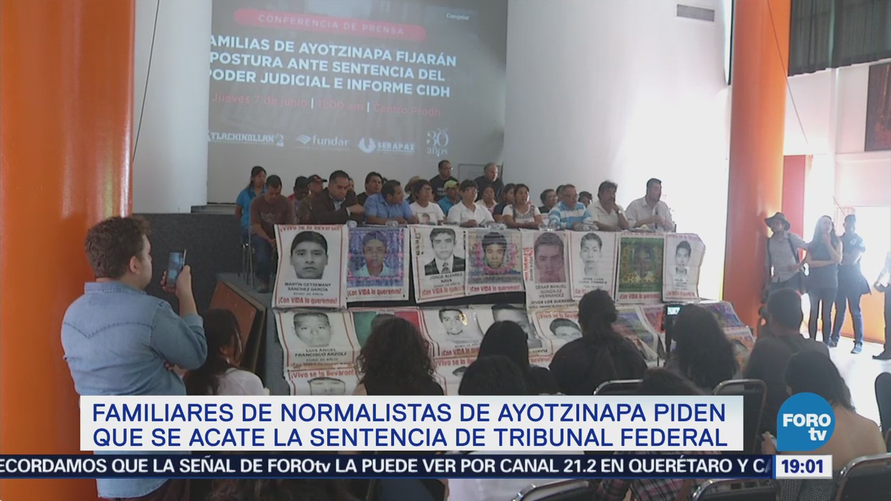 Familiares de normalistas de Ayotzinapa demandan